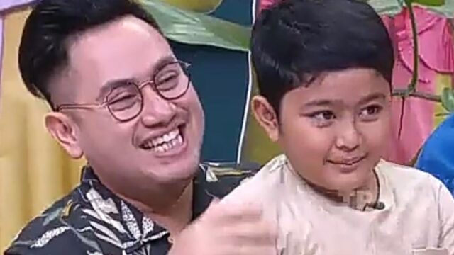 Bertahun-tahun tak bertemu dengan anak kandungnya setelah bercerai dengan Musdalifah, Nassar banjir air mata memeluk anak kandungnya.