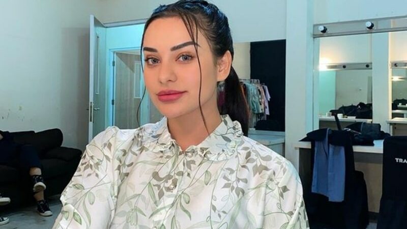 Nora Alexandra mendapat banyak hujatan dari warganet setelah melebarkan sayapnya di dunia tarik suara bersama dengan band suaminya.  