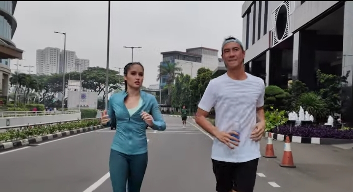 Diajak Lari Daniel Mananta, Cinta Laura Ngos-ngosan 2 Lampiran Gambar