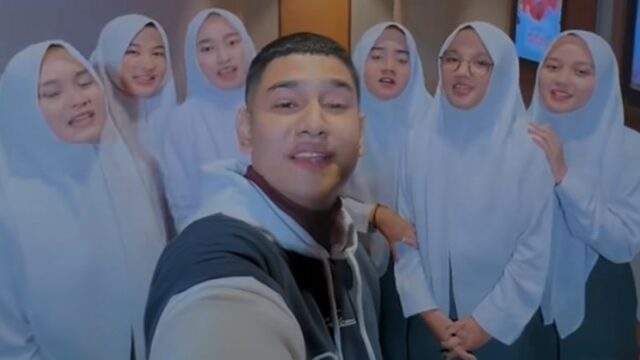 Syakir Daulay memamerkan video dirinya tengah bersholawat bersama beberapa wanita cantik yang tak lain adalah member Putih Abu-abu.