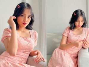 Terbiasa berpakaian kasual dan tomboi, Fuji terlihat begitu feminin dengan penampilan terbarunya. Katanya sedang menunggu seseorang.