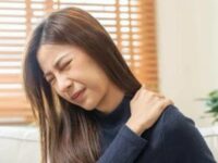 Cekricek.id - Kebanyakan orang mengasosiasikan kanker payudara dengan benjolan di payudara. Tetapi tahukah kamu bahwa nyeri bahu juga bisa menjadi tanda peringatan dari kanker payudara tersebut? Meskipun gejala ini tidak umum, kanker payudara dapat menyebabkan nyeri pada bahu atau lengan atas.