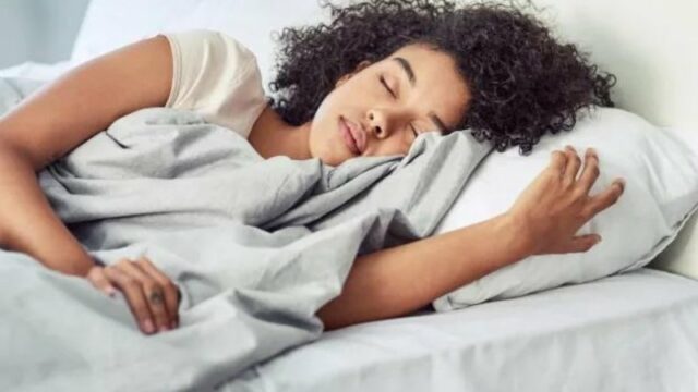 Otak kita memiliki struktur yang sangat rumit. Terdapat miliaran neuron dan dapat menghasilkan daya sekitar 25 watt. Namun, di balik itu semua, tidur adalah salah satu faktor utama yang mempengaruhi kinerja otak manusia.