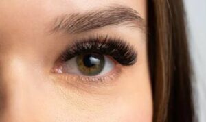 Bulu mata palsu yang akan digunakan kembali harus dibersihkan dan didisinfeksi agar tetap bersih dan mencegah risiko iritasi pada mata.