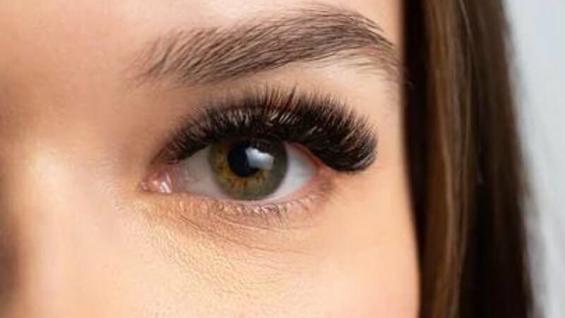 Bulu mata palsu yang akan digunakan kembali harus dibersihkan dan didisinfeksi agar tetap bersih dan mencegah risiko iritasi pada mata.