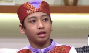 Naja adalah seorang bocah laki-laki penghafal Al-qur’an yang sangat menginspirasi. Meski memiliki keterbatasan fisik, hal itu sama sekali tak membuatnya berputus asa untuk menggapai mimpinya. Naja bahkan sudah menghafal 30 juz Al-qur’an dalam waktu yang terbilang singkat, yaitu selama sepuluh bulan.