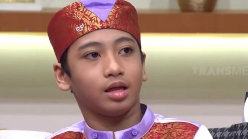 Naja adalah seorang bocah laki-laki penghafal Al-qur’an yang sangat menginspirasi. Meski memiliki keterbatasan fisik, hal itu sama sekali tak membuatnya berputus asa untuk menggapai mimpinya. Naja bahkan sudah menghafal 30 juz Al-qur’an dalam waktu yang terbilang singkat, yaitu selama sepuluh bulan.