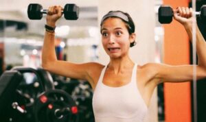 Putri Marino berhasil mengundang gelak tawa netizen lewat unggahan terbarunya di akun Instagram dikutip Senin (19/9/2022). Dia memamerkan pose dengan kedua tangan yang sedang mengangkat barbel, namun membuat ekspresi wajah yang lucu.