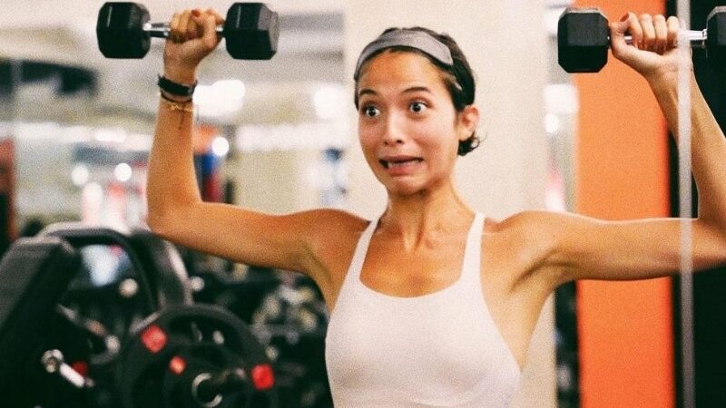 Putri Marino berhasil mengundang gelak tawa netizen lewat unggahan terbarunya di akun Instagram dikutip Senin (19/9/2022). Dia memamerkan pose dengan kedua tangan yang sedang mengangkat barbel, namun membuat ekspresi wajah yang lucu.