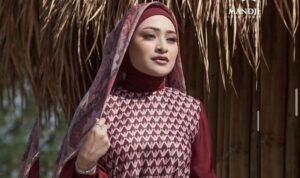 Cekricek.id - Nathalie Holscher terlihat sangat cocok saat mengenakan setelan gamis bercorak dalam salah satu unggahan Instagram terbarunya. Dia dipuji netizen dan dianggap jauh lebih cocok dengan setelan itu. Baju gamis yang dipakainya itu rupanya adalah produk jualannya yang berkolaborasi dengan salah satu merk pakaian muslim.