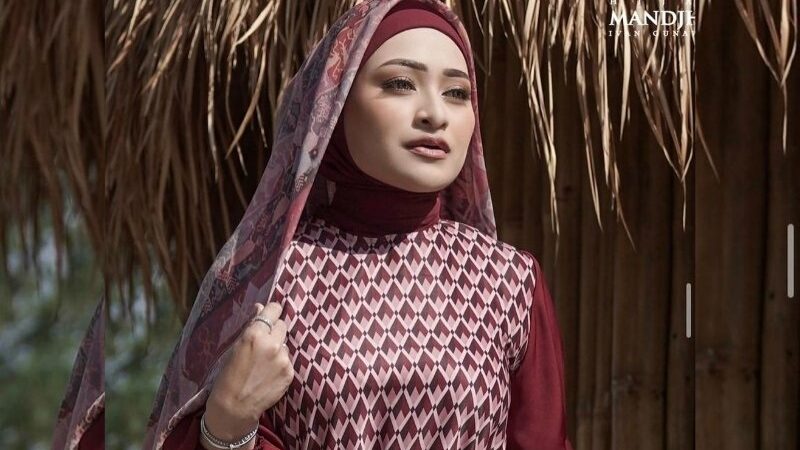 Cekricek.id - Nathalie Holscher terlihat sangat cocok saat mengenakan setelan gamis bercorak dalam salah satu unggahan Instagram terbarunya. Dia dipuji netizen dan dianggap jauh lebih cocok dengan setelan itu. Baju gamis yang dipakainya itu rupanya adalah produk jualannya yang berkolaborasi dengan salah satu merk pakaian muslim.