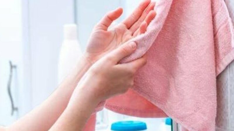 Cekricek.id - Meski tak terlihat secara kasat mata, bakteri ternyata sangat senang hidup di kulit kita. Bahkan diperkirakan ada sebanyak 3.200 jenis kuman di tangan kita saat ini. Kabar baiknya, tidak semuanya berbahaya bagi tubuh kita. Akan tetapi tetap saja, sebagian besar kuman yang membuat kita sakit adalah yang berasal dari tangan.