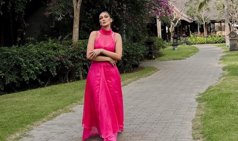 Dalam Balutan Gaun Panjang Merah, Luna Maya Bikin Hati Adem dan Nyaman 2 Lampiran Gambar