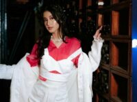 Keisya Levronka lagi-lagi gagal menyanyikan nada tinggi pada lagunya sendiri dalam gelaran konser musik di Malaysia. Kali ini, tak hanya netizen Indonesia, tapi netizen dari negeri jiran itu juga mengkritik sikapnya yang dianggap tidak profesional membawakan lagunya sendiri di acara konser yang besar.