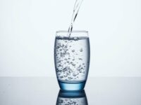 Cekricek.id - Meskipun air tidak memiliki sifat ajaib untuk membakar lemak, tapi air dapat membantu kamu menurunkan berat badan dengan cara yang tidak terduga. Hal itu memungkinkan karena air dapat membuat kenyang dan mencegah makan berlebihan.