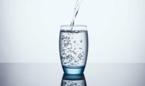 Cekricek.id - Meskipun air tidak memiliki sifat ajaib untuk membakar lemak, tapi air dapat membantu kamu menurunkan berat badan dengan cara yang tidak terduga. Hal itu memungkinkan karena air dapat membuat kenyang dan mencegah makan berlebihan.