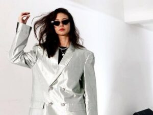 Cekricek.id - Yuki Kato mendapatkan banyak sanjungan dari para penggemar berkat gaya busananya saat mengikuti kegiatan fashion show. Gaya kecenya saat mengenakan setelan blazer silver berukuran besar dan panjangnya setinggi paha, Yuki disebut-sebut memilki aura seorang top model.