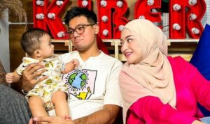 Nathalie Holscher semakin berani menunjukkan kedekatannya dengan kakak kandung Fuji, Frans Faisal. Netizen singgung reaksi sule.