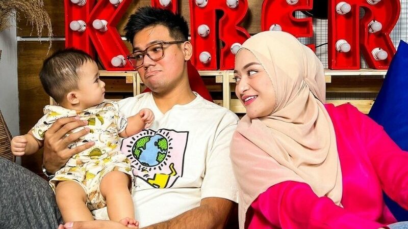 Nathalie Holscher semakin berani menunjukkan kedekatannya dengan kakak kandung Fuji, Frans Faisal. Netizen singgung reaksi sule.