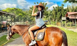 Cekricek.id - Fuji melalui unggahan terbaru akun Instagramnya memamerkan sejumlah foto saat pergi bertamasya dengan keponakan, pacar dan sejumlah orang lainnya. Dia tampak begitu menikmati saat menunggangi kuda lengkap dengan topi koboinya. Pesona yang dipancarkan oleh wajah bulatnya itu disebut sangat natural.