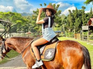 Cekricek.id - Fuji melalui unggahan terbaru akun Instagramnya memamerkan sejumlah foto saat pergi bertamasya dengan keponakan, pacar dan sejumlah orang lainnya. Dia tampak begitu menikmati saat menunggangi kuda lengkap dengan topi koboinya. Pesona yang dipancarkan oleh wajah bulatnya itu disebut sangat natural.