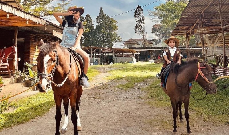 Naik Kuda Pakai Topi Koboi, Pesona Fuji Kelihatan Natural dan Seksi Banget 2 Lampiran Gambar