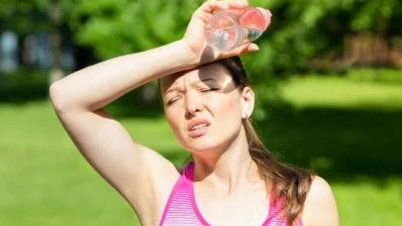 Cekricek.id - Mungkin kamu pernah merasa sakit kepala saat menghabiskan waktu di luar ruangan atau saat berjemur di bawah sinar matahari siang yang terik. Gejalanya, ditandai dengan rasa sakit berdenyut di bagian belakang kepala atau di sekitar pelipis. Meski begitu, kamu tak perlu khawatir karena ada banyak cara yang bisa mengobati dan mencegah sakit kepala itu timbul.