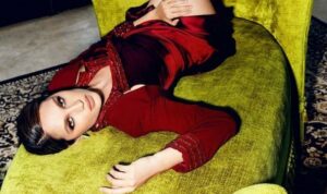 Cinta Laura berhasil memikat mata dengan pesonanya yang terlihat lebih dewasa dengan make up tebal untuk mengawali bulan baru.