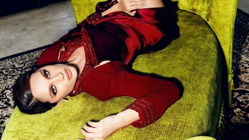 Cinta Laura berhasil memikat mata dengan pesonanya yang terlihat lebih dewasa dengan make up tebal untuk mengawali bulan baru.