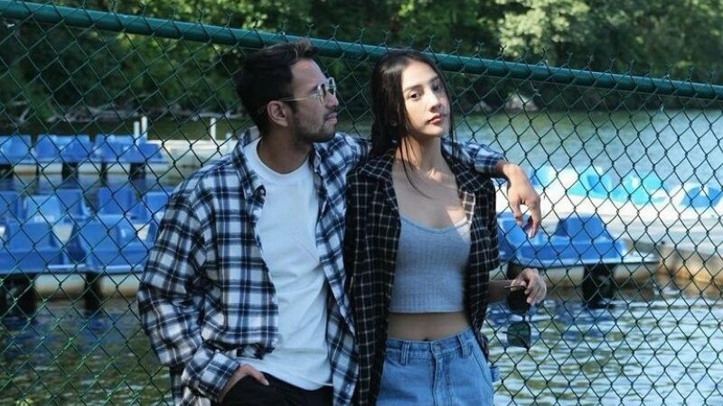 Cekricek.id - Anya Geraldine membagikan potretnya saat dirangkul oleh suami Nagita Slavina, Raffi Ahmad. Melansir kolom komentar akun Instagramnya, netizen banyak yang menuliskan rasa khawatirnya jika terjadi drama perselingkuhan di antara keduanya. Meski hanya candaan, netizen kompa menuliskan komentar sejenis itu.
