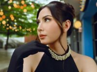 Cekricek.id - Jessica Mila dimirip-miripkan dengan pemawa acara profesional, Donna Agnesia. Sosoknya yang dibalut dengan gaun hitam polos, ditambah riasan make up yang natural dalam unggahan terbarunya sekilas terlihat seperti istri Darius Sinathrya itu. Bisa dikatakan Jessica adalah gambaran Donna belasan tahun lalu.