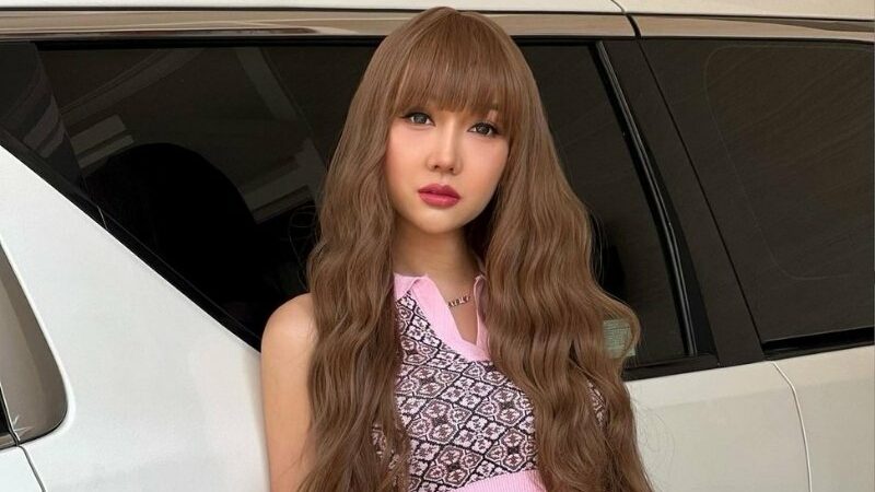 Cekricek.id - Lucinta Luna menuai sorotan karena gaya rambut baru yang dipamerkan lewat unggahan media sosialnya baru-baru ini. Transgender kontroversial itu rupanya mengenakan wig warna coklat bergelombang yang memiliki poni sejajar di bagian depannya. Kata netizen, kecantikannya mirip barbie hidup.