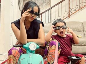 Kekompakan Fuji dan Gala Sky saat memakai kacamata hitam membuat netizen merasa gemas, dan menyebut mereka seperti dua sahabat.