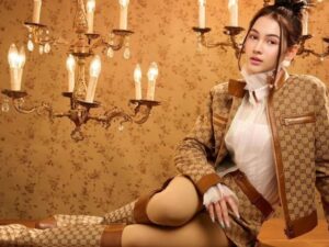 Cekricek.id - Sandrinna Michelle tampil glamour dengan balutan outfit mahal dari brand terkenal. Penampilannya itu dibagikan lewat hasil photoshoot di akun Instagram pribadinya. Dia dipuji-puji dengan baju wah-nya itu bahkan disebut memiliki kecantikan yang tak pernah membuat siapapun bosan memandangnya.