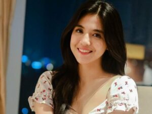 Cekricek.id - DJ Una dipuji karena memiliki wajah cantik yang natural dan juga awet muda. Dandanannya yang feminin dengan duduk rapid an anggun di dalam unggahan terbarunya membuat DJ seksi itu malah telihat seperti anak SMA yang baru lulus. Pernyataan itu merupakan celotehan dari salah seorang netizen yang terkagum dengan penampilan manisnya.