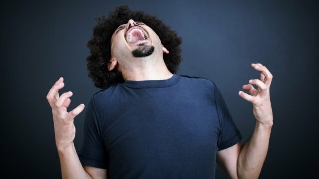 Berteriak adalah reaksi yang menyiratkan emosi positif dan negatif. Namun, percayakah kamu jika berteriak dapat melepaskan emosi terpendam?