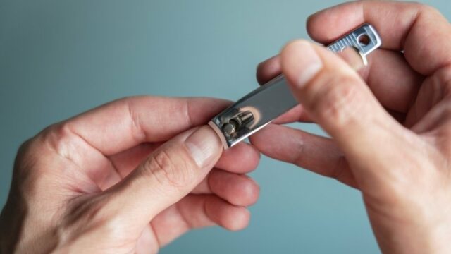 Seorang jemaah bertanya kepada buya Yahya tentang kebenaran dari larangan potong kuku di hari Sabtu dan Senin yang pernah didengarnya.