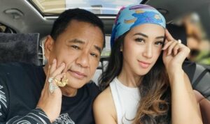 Hotman Paris memamerkan sosok wanita cantik yang ditemuinya di Bali, dia terlihat pandai berbicara terutama menggunakan bahasa inggris.