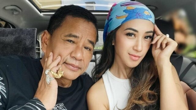 Hotman Paris memamerkan sosok wanita cantik yang ditemuinya di Bali, dia terlihat pandai berbicara terutama menggunakan bahasa inggris.