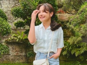 Prilly Latuconsina membagikan foto dengan tampilan barunya setelah memotong rambut lewah unggahan Instagram, dikutip Kamis (15/9/2022). Terlihat lebih fresh dan muda, tapi netizen malah salah fokus pada sebuah cincin yang melingkar di jari manis artis cantik itu.