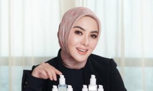 Lama tak muncul, Syahrini akhirnya kembali menjadi Brand Ambassador dari produk kecantikan kulit wajah. Namun dirinya malah dihujat netizen.