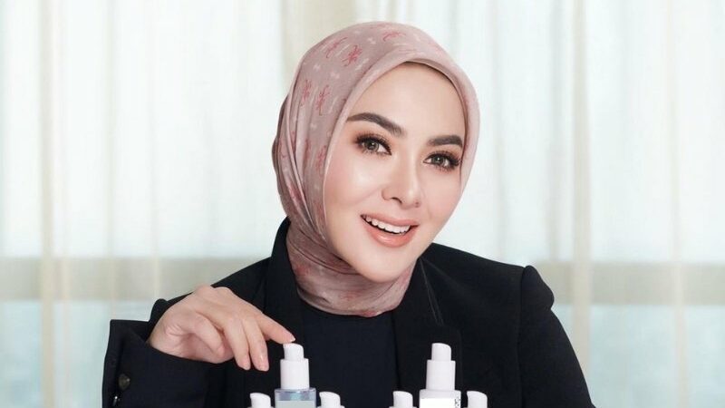 Lama tak muncul, Syahrini akhirnya kembali menjadi Brand Ambassador dari produk kecantikan kulit wajah. Namun dirinya malah dihujat netizen.