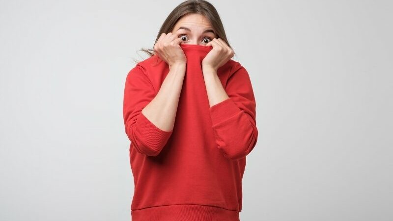 Cekricek.id – Fobia adalah rasa takut berlebihan yang dirasakan seseorang terhadap sesuatu atau situasi tertentu. Misalnya takut pada binatang tertentu, pada benda atau tempat-tempat atau objek tertentu. Rasa takut berlebihan ini bisa terjadi pada siapa saja dan umumnya terjadi pada orang yang sudah berusia remaja hingga dewasa.