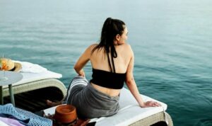 Luna Maya pamer foto liburan di sebuah pantai di Labuan Bajo, Minggu (11/9/2022). Potretnya saat duduk santai dengan pakaian minim di atas kapal mengundang perhatian netizen, karena dianggap seksi dan cantik sempurna.