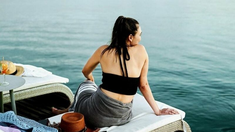 Luna Maya pamer foto liburan di sebuah pantai di Labuan Bajo, Minggu (11/9/2022). Potretnya saat duduk santai dengan pakaian minim di atas kapal mengundang perhatian netizen, karena dianggap seksi dan cantik sempurna.