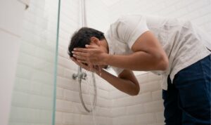 Terdapat perbedaan pendapat ulama tentang hukum batal tidaknya wudhu sepasang suami istri yang bersentuhan secara sengaja ataupun tidak.