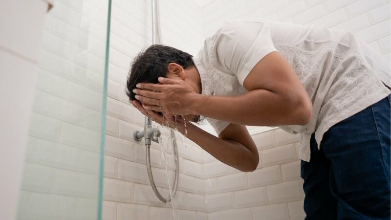 Terdapat perbedaan pendapat ulama tentang hukum batal tidaknya wudhu sepasang suami istri yang bersentuhan secara sengaja ataupun tidak.