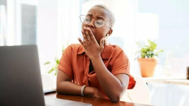 Banyak orang yang merasa mengantuk sehabis jam makan siang. Ternyata hal itu dipengaruhi oleh jenis dan porsi makanan yang kita makan.