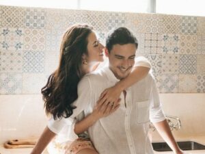 Pasangan suami istri selebriti, Raisa dan Hamish Daud kini telah genap menjalani 5 tahun pernikahannya. Keduanya tampak semakin mesra.
