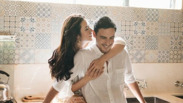 Pasangan suami istri selebriti, Raisa dan Hamish Daud kini telah genap menjalani 5 tahun pernikahannya. Keduanya tampak semakin mesra.